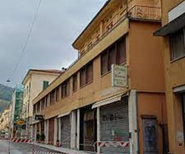 Politeama Verdi a Carrara: riparato il pilastro danneggiato, riapre al traffico via Cavour
