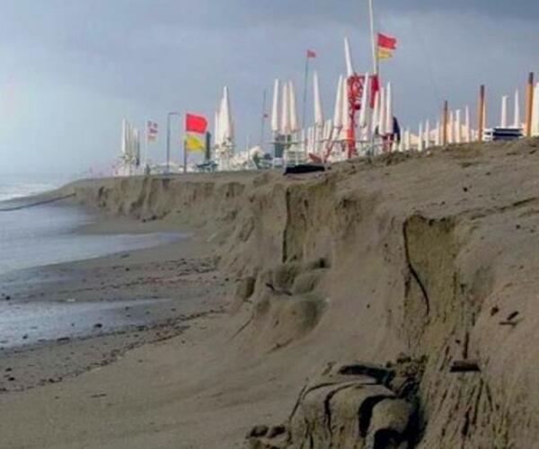 Consorzio balneari Massa: "Avanza l'erosione costiera. Tutto il litorale è in sofferenza e a Poveromo spariscono metri di spiaggia". Sono otto chilometri di arenile senza prospettive sul futuro.