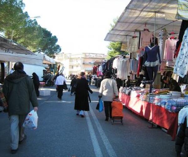 "C'è da spostare ...un mercato": cambio di location e quindi di viabilità a Carrara centro per il mercato del lunedì a causa dei cantieri