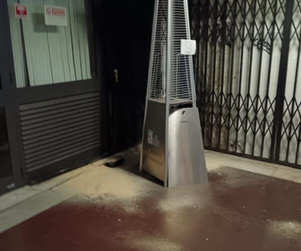 Così, negli escrementi e nel degrado, muore il salotto buono di Carrara