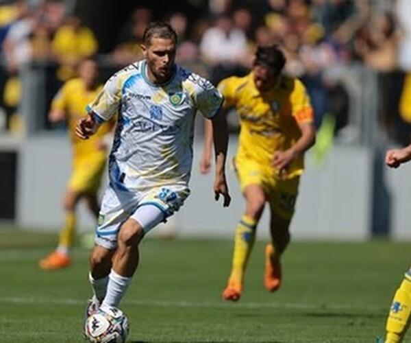 Carrarese, punita con due rigori, cede in casa del Frosinone per 3 a 0