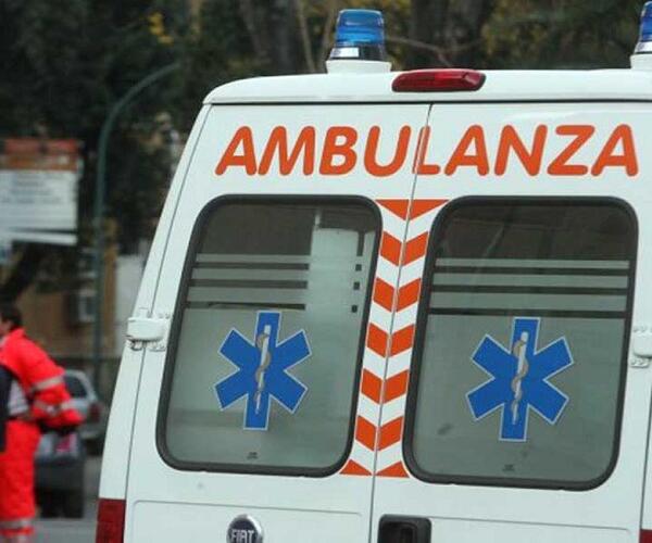 Donna di 73 anni cade con l'auto in un dirupo a Montignoso: è grave