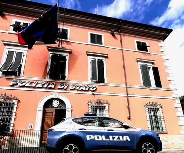 La polizia arresta in una sala  slot di Carrara due pluripregiudicati stranieri, armati,  autori di reati  inerenti all'immigrazione clandestina