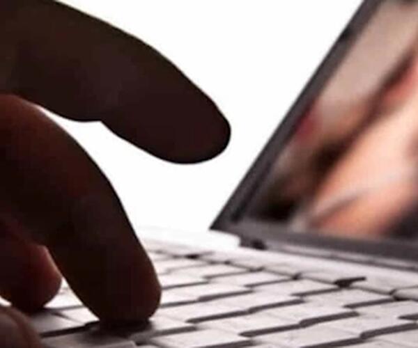 Arrestato un carrarese  nell'indagine sul possesso e diffusione di materiale pedopornografico: secondo le voci del popolo e dei social sarebbe un vigile urbano