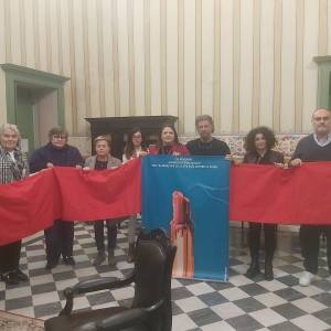 20241121 Consegna drappo rosso Giornata internazionale contro violenza donne