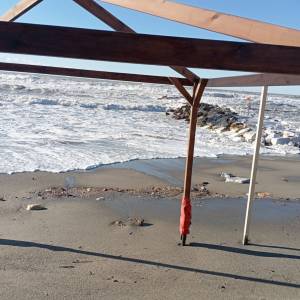 202411 mareggiata ronchi spiaggia