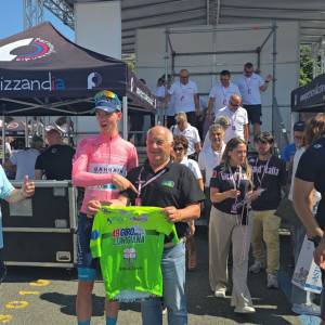 La maglia rosa Jackob Omrzel omaggia a fine Girod d'Italia Next il Giro della Lunigiana