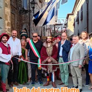 taglio del nastro con onorevole Amorese