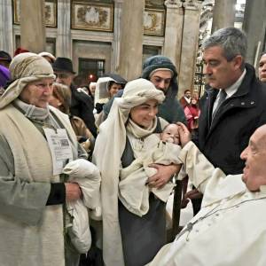 Il bambinello di Equi Leonardo con la mamma Arianna e la nonna Rita, davanti al Papa repertorio Presepe Vivente Roma 2024 (2)