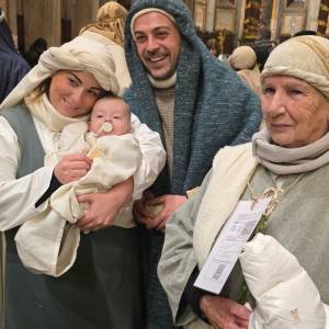 La sacra famiglia di Equi con il piccolo Leonardo, i genitori Arianna e Antonia e la bisnonna Rita (repertorio Presepe Vivente Roma 2024)