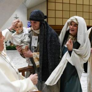 L'emozionante momento vissuto nel dicembre 2023 quando Leandro (Gesù Bambino) venne preso in braccio da Papa Francesco. Lo accompagnavano il papà Daniele, la mamma Nicole 