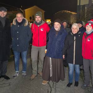 Presepe Vivente Equi Terme 2025  (3) La foto di apertura del 26 dicembre con vescovo fra Mario Vaccari e sindaco di Fivizzano Gianluigi Giannetti (1)