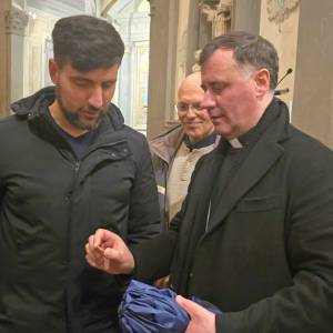 Fabio Furia consegna la moneta celebrativa del Presepe Vivcente di Equi al Cardinale Rolandas Makrickas, guida della Basilica Papale di Santa Maria Maggiore