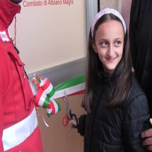 La giovane mentre taglia il nastro del Centro 