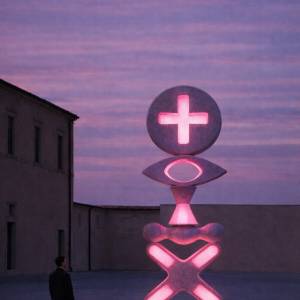 Karim Rashid, Totem, 2026, marmo bianco di Carrara (2)