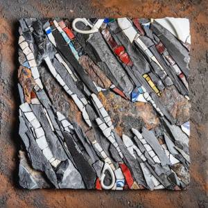 ok) F.Urso -Ruggine fra noi, 2026 ,marmi, ceramica, oro, smalti, ferro, cm 30 x 30