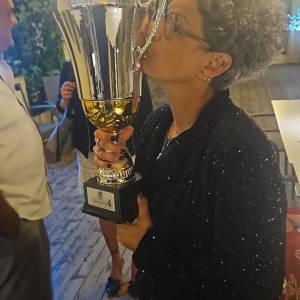 Jennifer Barilli bacia il trofeo Karaoke Champions