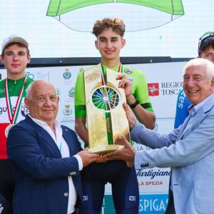 Il podio del Giro della Lunigiana 2024, le premiazioni con il dg Lucio Petacchi e Aldo Sammartano. Il vincitore è Paul Seixas